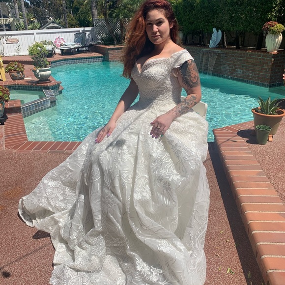 Gorgeous Wedding dress - Picture 3 of 16